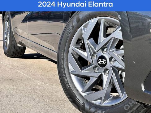 Used 2024 Hyundai Elantra SEL image 2