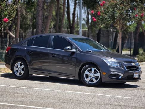 Used 2016 Chevrolet Cruze LT w/ Technology Package FWD image 4