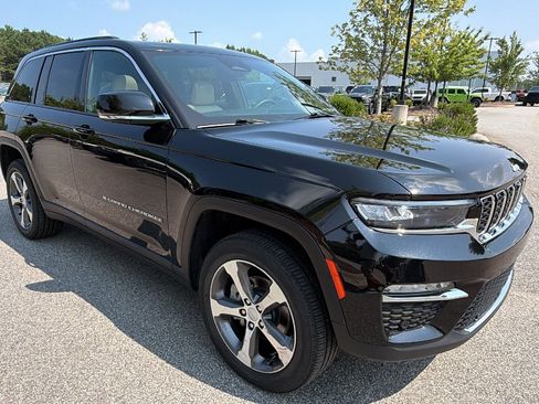 Used 2025 Jeep Grand Cherokee Limited w/ Luxury Tech Group II AWD/4WD image 5