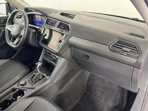 Used 2022 Volkswagen Tiguan SE image 9