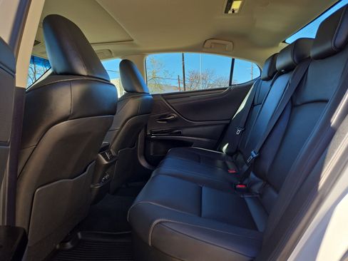 Certified 2025 Lexus ES 300h w/ Premium Package image 13