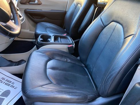 Used 2017 Chrysler Pacifica Touring-L image 17