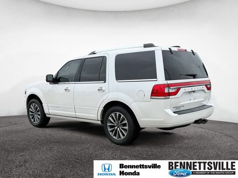 Used 2017 Lincoln Navigator Select image 3