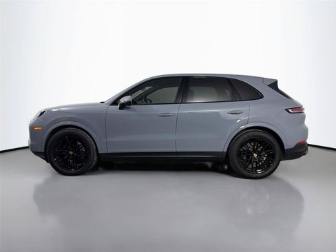 Used 2025 Porsche Cayenne AWD/4WD image 2