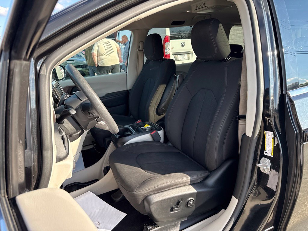 Used 2018 Chrysler Pacifica Touring Plus w/ Tire & Wheel Group FWD image 2