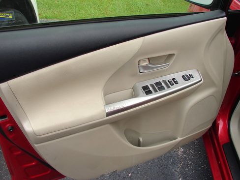 Used 2014 Toyota Prius V image 5