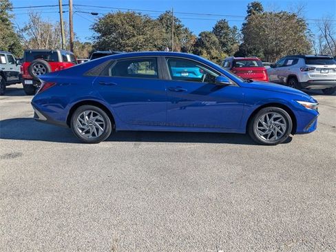 Used 2024 Hyundai Elantra SEL image 2