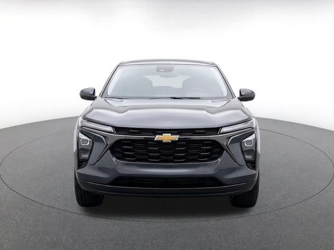 Used 2025 Chevrolet Trax LT w/ LT Convenience Package FWD image 2
