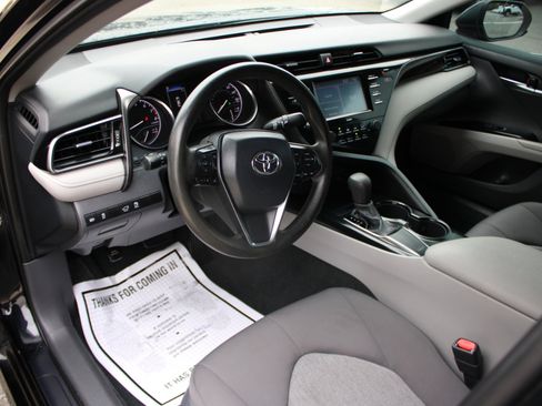 Used 2020 Toyota Camry LE image 18