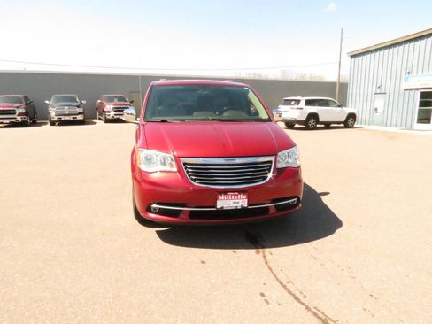 Used 2015 Chrysler Town & Country Touring-L w/ Driver Convenience Group image 3