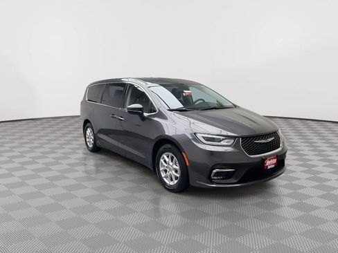 Used 2023 Chrysler Pacifica Touring-L FWD image 32