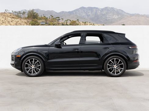 Certified 2025 Porsche Cayenne E-Hybrid AWD/4WD image 2