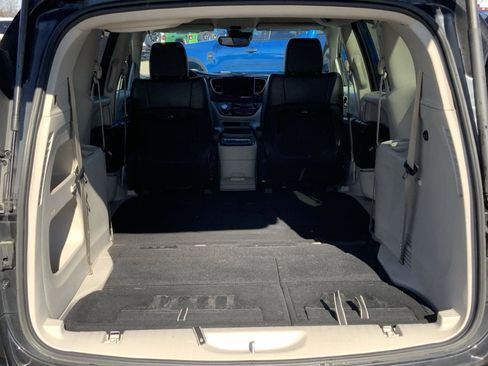 Used 2023 Chrysler Pacifica Touring-L image 12