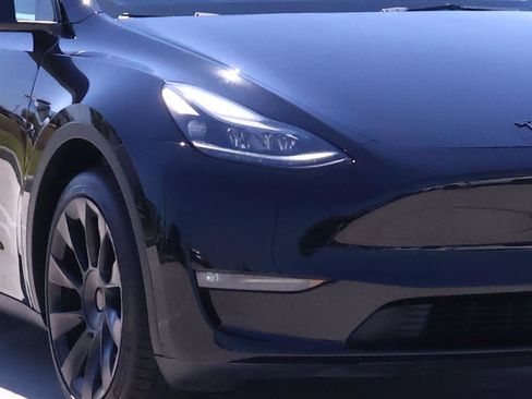 Used 2023 Tesla Model Y Long Range image 7