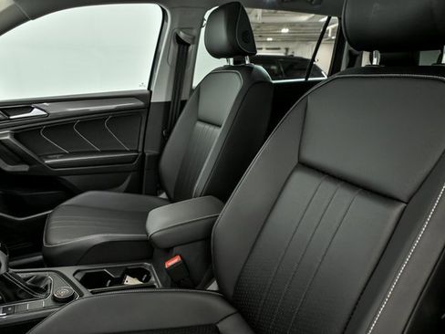 Certified 2024 Volkswagen Tiguan SE w/ Panoramic Sunroof Package image 9