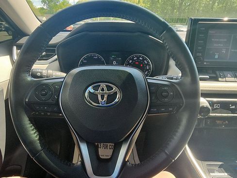 Used 2022 Toyota RAV4 XLE Premium image 15