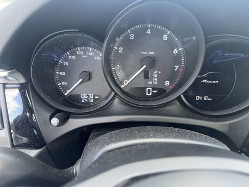 Certified 2023 Porsche Macan image 7