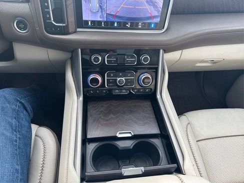 Used 2021 GMC Yukon XL Denali w/ Denali Premium Package image 15