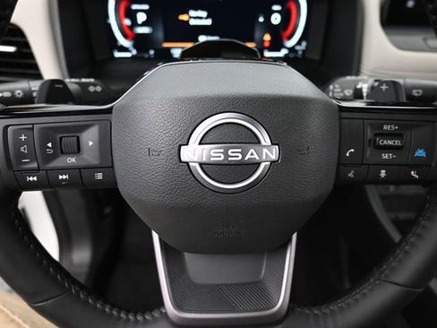 Used 2025 Nissan Rogue SL w/ Tech Package image 10