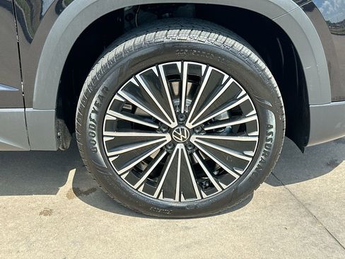 Used 2025 Volkswagen Taos SE image 10