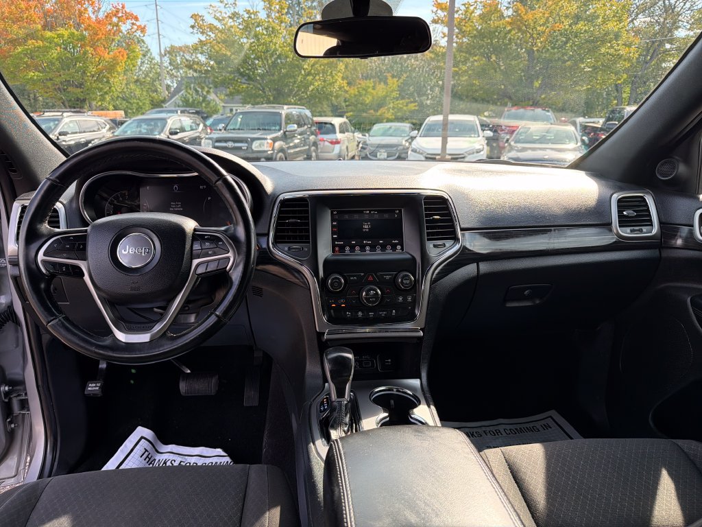 Used 2020 Jeep Grand Cherokee Laredo AWD/4WD image 16