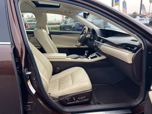 Used 2016 Lexus ES 300h Hybrid image 30