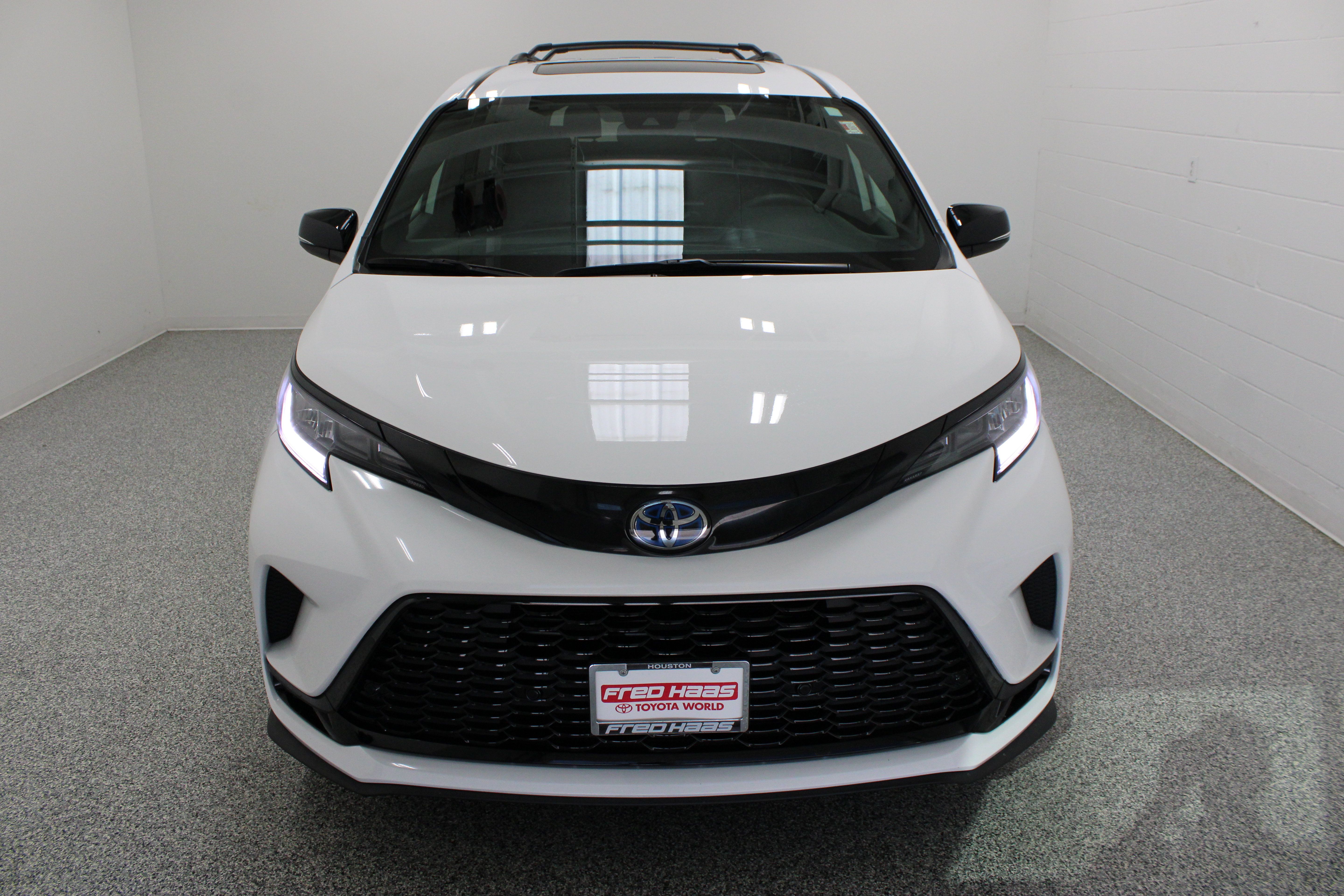 Used 2025 Toyota Sienna XSE w/ XSE Premium Package FWD image 3