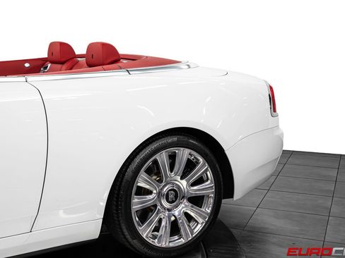 Used 2018 Rolls-Royce Dawn RWD image 18