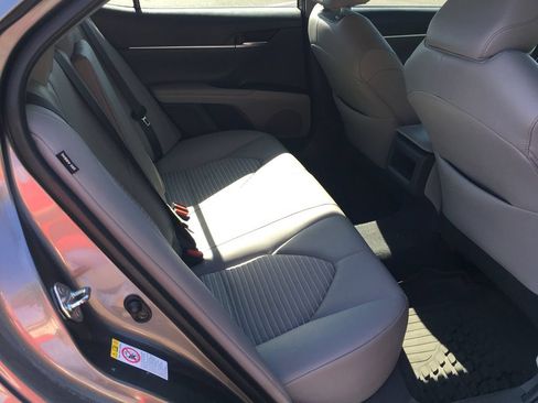 Used 2018 Toyota Camry SE FWD image 8