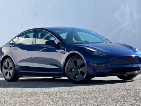 Used 2023 Tesla Model 3 Standard Range image 2