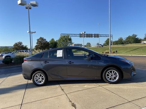 Used 2018 Toyota Prius Four image 12