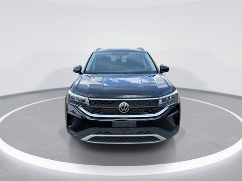 Used 2022 Volkswagen Taos SE FWD image 3