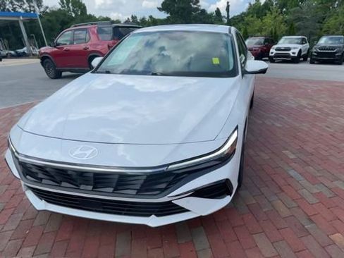 Used 2024 Hyundai Elantra Limited FWD image 4
