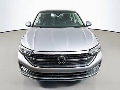 Used 2024 Volkswagen Jetta SE image 2