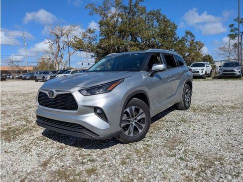 Certified 2024 Toyota Highlander XLE image 1