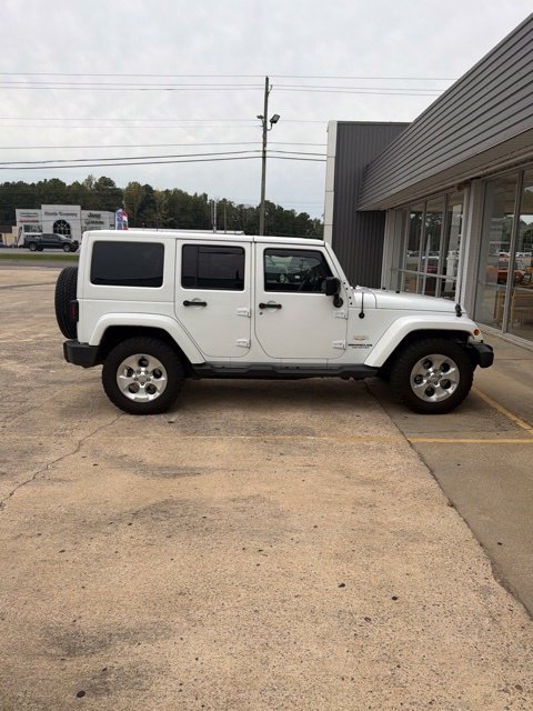 Used 2015 Jeep Wrangler Unlimited Sahara w/ Connectivity Group AWD/4WD image 6