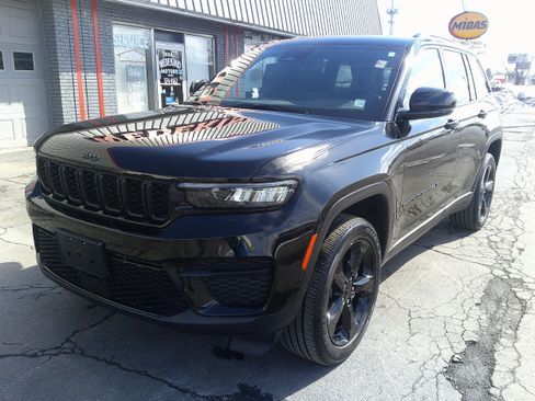 Used 2023 Jeep Grand Cherokee Altitude image 13