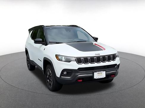 Used 2025 Jeep Compass Trailhawk AWD/4WD image 3