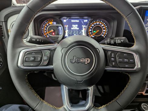 Used 2024 Jeep Wrangler Unlimited Sahara image 15