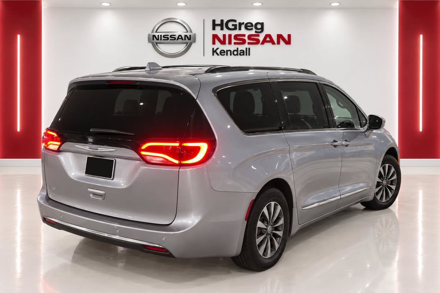 Used 2019 Chrysler Pacifica Touring-L Plus FWD image 3