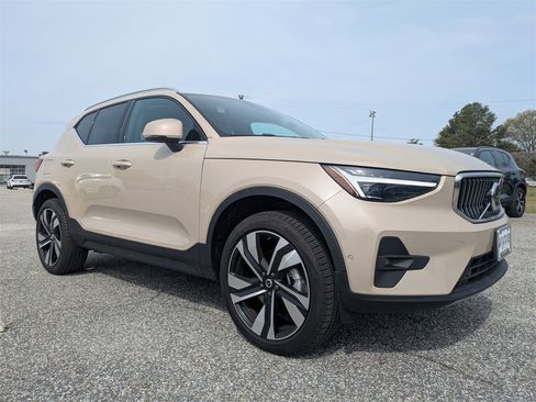 New 2025 Volvo XC40 B5 Plus w/ Climate Package image 2