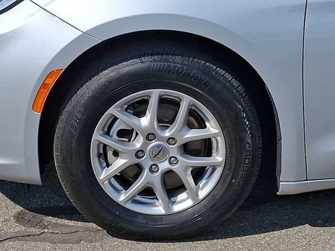 Used 2024 Chrysler Pacifica Touring-L image 28