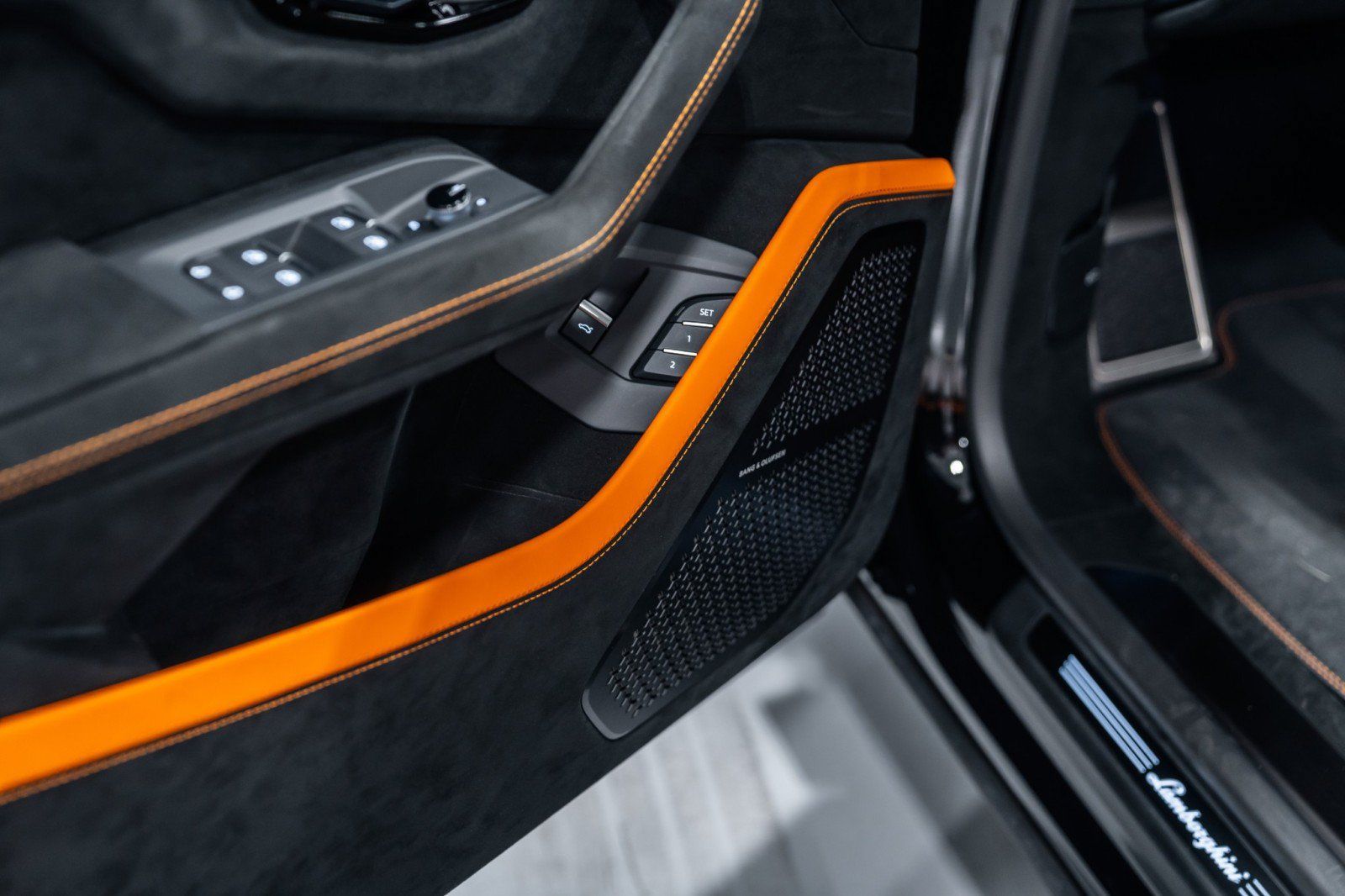 Used 2024 Lamborghini Urus Performante AWD/4WD image 16