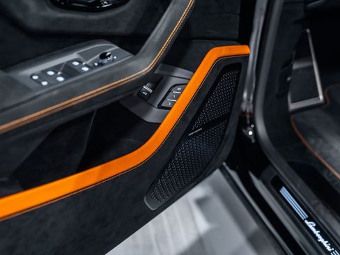 Used 2024 Lamborghini Urus Performante AWD/4WD image 16