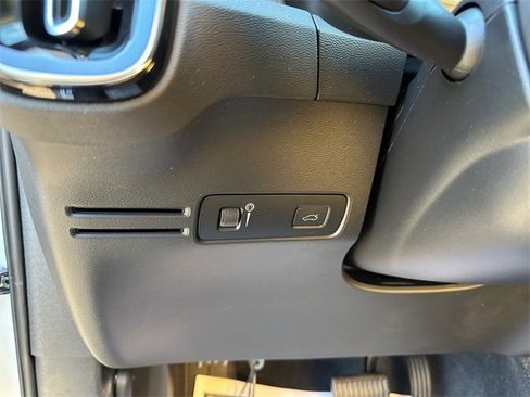 Used 2022 Volvo XC40 T5 Inscription w/ Climate Package image 21