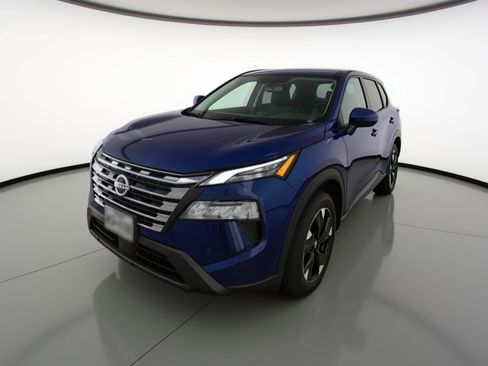 Used 2025 Nissan Rogue SV image 3