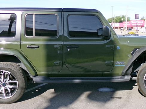 Used 2024 Jeep Wrangler Unlimited w/ Technology Group AWD/4WD image 4