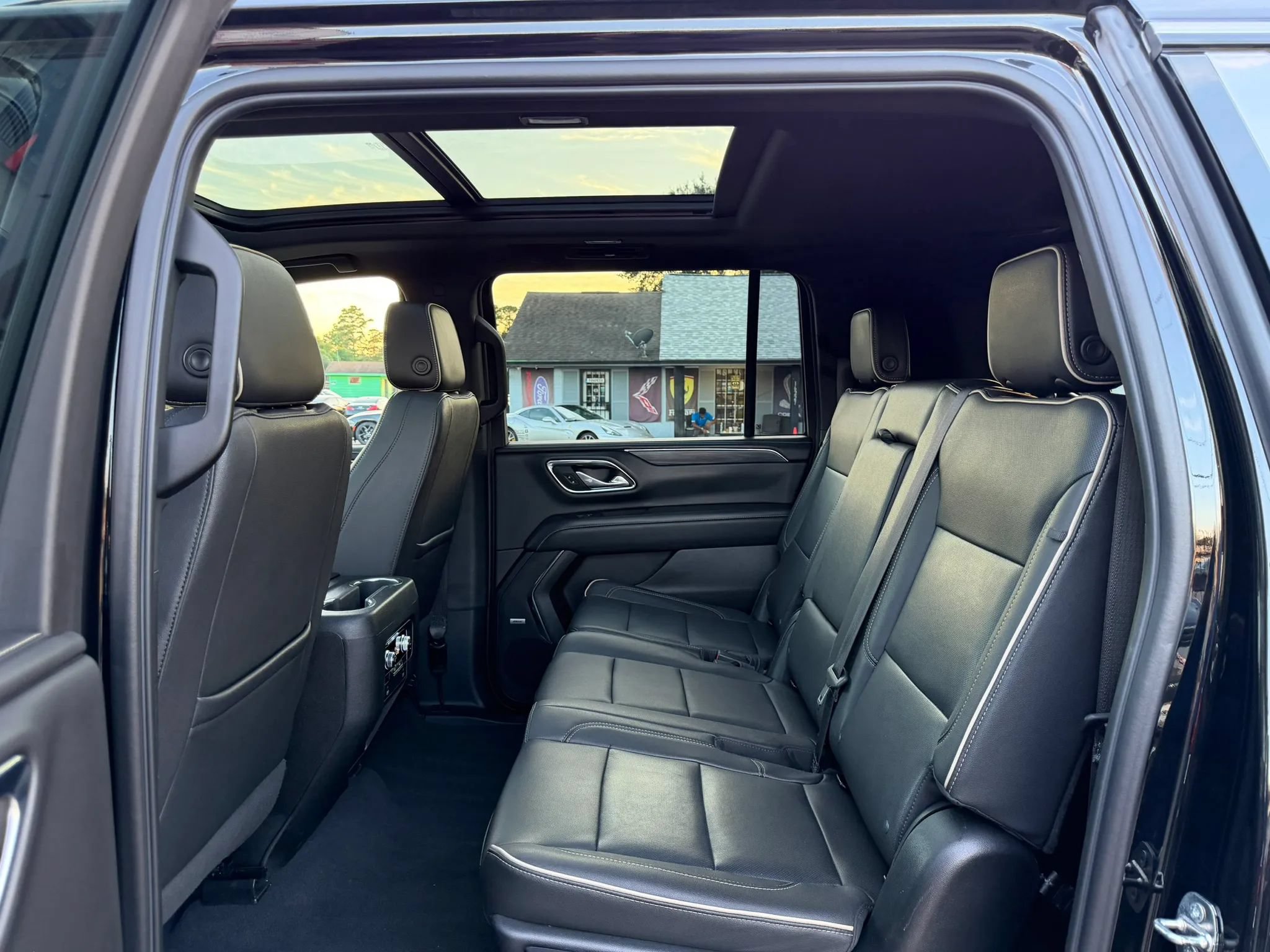 Used 2023 GMC Yukon XL SLT AWD/4WD image 23