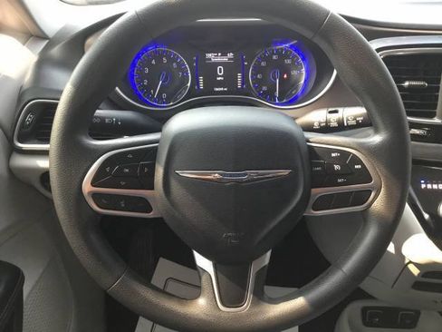 Used 2018 Chrysler Pacifica Touring Plus w/ Tire & Wheel Group FWD image 15