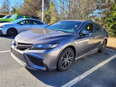 Used 2022 Toyota Camry SE image 3